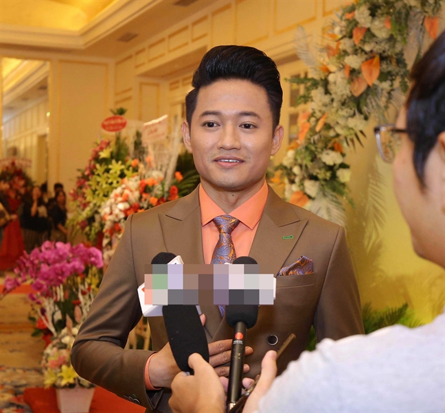 Quý Bình nói gì khi bị nghi dựa dẫm vào bạn gái doanh nhân? Quy Binh noi gi khi bi nghi dua dam vao ban gai doanh nhan?