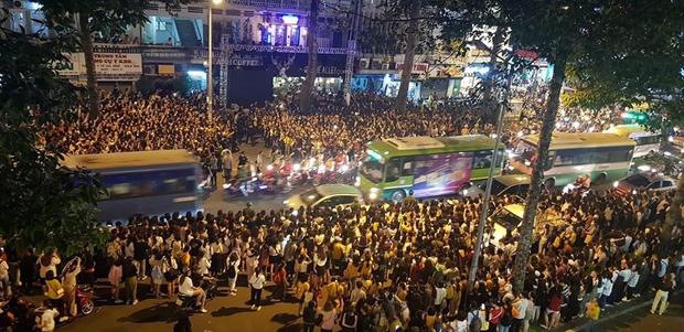 'Tình yêu' hoang dã từ sân khấu sao Hàn đến sân Hàng Đẫy 'Tinh yeu' hoang da tu san khau sao Han den san Hang Day