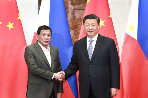 Philippines phớt lờ phán quyết Tòa trọng tài quốc tế để bắt tay với Trung Quốc Philippines phot lo phan quyet Toa trong tai quoc te de bat tay voi Trung Quoc