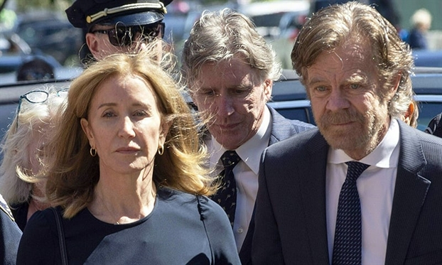 Nữ diễn viên Felicity Huffman bị kết án tù trong vụ bê bối chạy trường Nu dien vien Felicity Huffman bi ket an tu trong vu be boi chay truong
