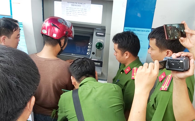Bắt 3 người Trung Quốc làm giả hàng trăm thẻ ATM để rút trộm tiền Bat 3 nguoi Trung Quoc lam gia hang tram the ATM de rut trom tien