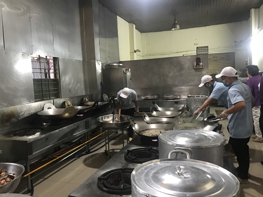 Đã nghèo dinh dưỡng, suất ăn công nhân còn bị bớt xén để kiếm chác Da ngheo dinh duong, suat an cong nhan con bi bot xen de kiem chac