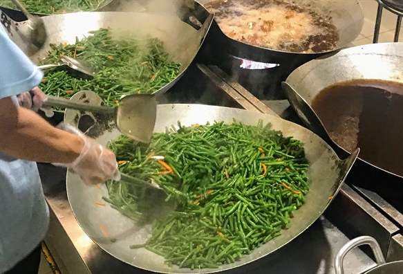 Đã nghèo dinh dưỡng, suất ăn công nhân còn bị bớt xén để kiếm chác Da ngheo dinh duong, suat an cong nhan con bi bot xen de kiem chac