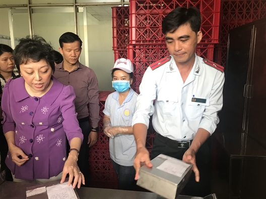 Đã nghèo dinh dưỡng, suất ăn công nhân còn bị bớt xén để kiếm chác Da ngheo dinh duong, suat an cong nhan con bi bot xen de kiem chac