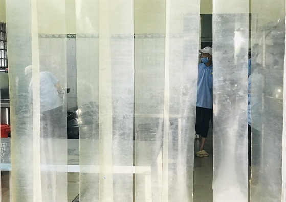 Đã nghèo dinh dưỡng, suất ăn công nhân còn bị bớt xén để kiếm chác Da ngheo dinh duong, suat an cong nhan con bi bot xen de kiem chac