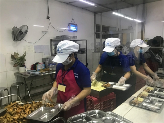 Đã nghèo dinh dưỡng, suất ăn công nhân còn bị bớt xén để kiếm chác Da ngheo dinh duong, suat an cong nhan con bi bot xen de kiem chac