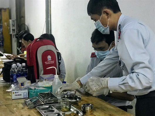 Đã nghèo dinh dưỡng, suất ăn công nhân còn bị bớt xén để kiếm chác Da ngheo dinh duong, suat an cong nhan con bi bot xen de kiem chac