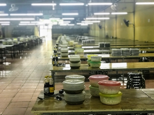 Đã nghèo dinh dưỡng, suất ăn công nhân còn bị bớt xén để kiếm chác Da ngheo dinh duong, suat an cong nhan con bi bot xen de kiem chac