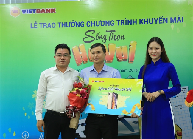 Vietbank trao thưởng xe Mazda cho khách hàng gửi tiết kiệm Vietbank trao thuong xe Mazda cho khach hang gui tiet kiem