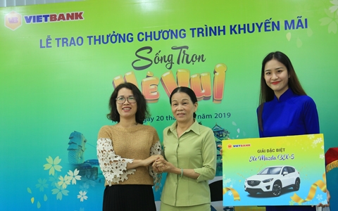 Vietbank trao thưởng xe Mazda cho khách hàng gửi tiết kiệm Vietbank trao thuong xe Mazda cho khach hang gui tiet kiem