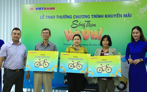 Vietbank trao thưởng xe Mazda cho khách hàng gửi tiết kiệm Vietbank trao thuong xe Mazda cho khach hang gui tiet kiem