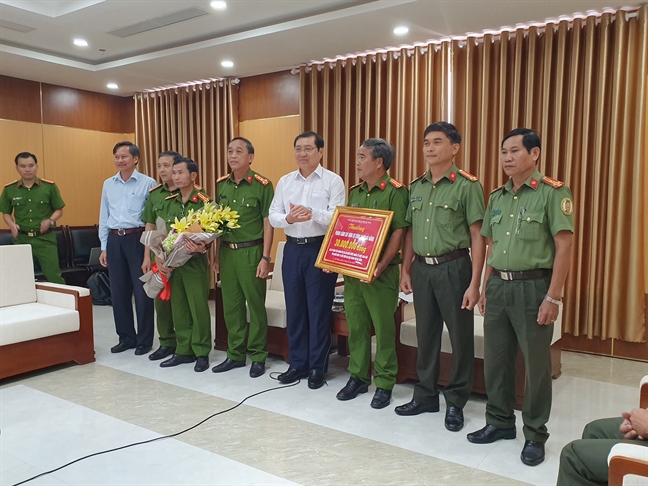 Khen thưởng công an trong vụ bắt nhóm người Trung Quốc sản xuất clip sex Khen thuong cong an trong vu bat nhom nguoi Trung Quoc san xuat clip sex