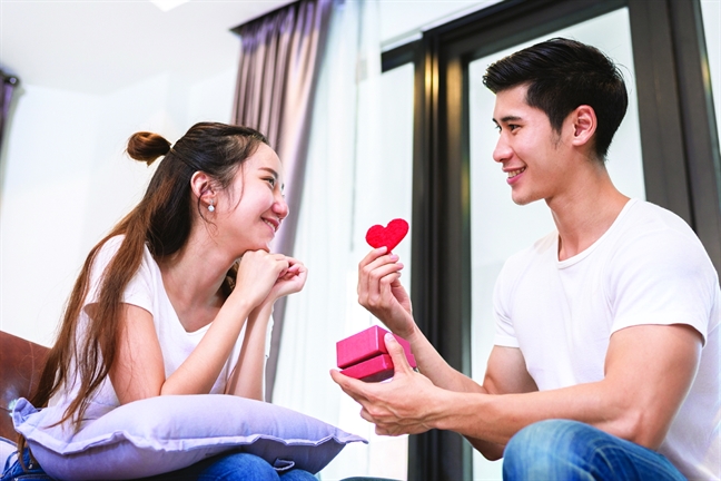 Con trai của chồng ngang nhiên đưa bạn gái vào phòng riêng Con trai cua chong ngang nhien dua ban gai vao phong rieng