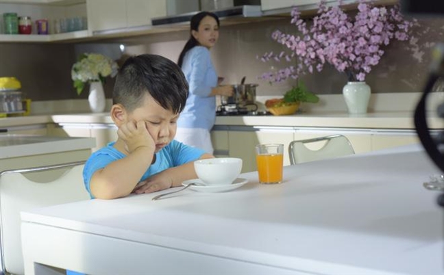Phải tìm mọi cách để trị trẻ biếng ăn - Cách chăm con này liệu có còn đúng? Phai tim moi cach de tri tre bieng an - Cach cham con nay lieu co con dung?