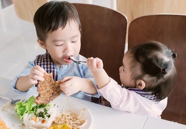 Phải tìm mọi cách để trị trẻ biếng ăn - Cách chăm con này liệu có còn đúng? Phai tim moi cach de tri tre bieng an - Cach cham con nay lieu co con dung?
