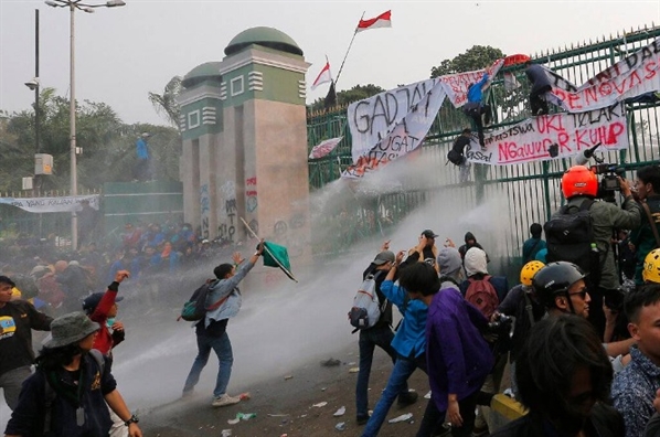 Indonesia: Hàng chục ngàn sinh viên biểu tình phản đối Luật chống tham nhũng và Bộ luật Hình sự mới Indonesia: Hang chuc ngan sinh vien bieu tinh phan doi Luat chong tham nhung va Bo luat Hinh su moi