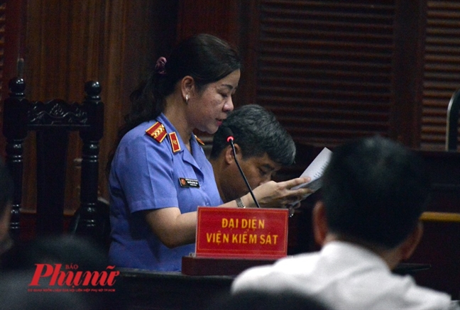 Chủ mưu vụ buôn bán hàng giả là thuốc chữa bệnh bị đề nghị mức án 20 năm tù Chu muu vu buon ban hang gia la thuoc chua benh bi de nghi muc an 20 nam tu