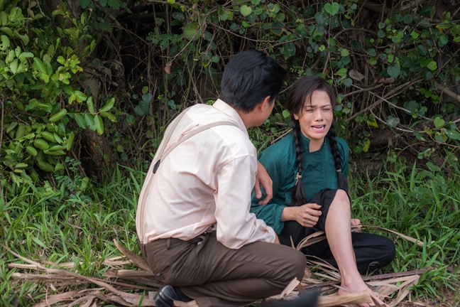 Chỉ trích ‘Tiếng sét trong mưa’ sai lệch văn hoá Nam bộ: Bươi bãi rác để tìm mẩu kim? Chi trich ‘Tieng set trong mua’ sai lech van hoa Nam bo: Buoi bai rac de tim mau kim?