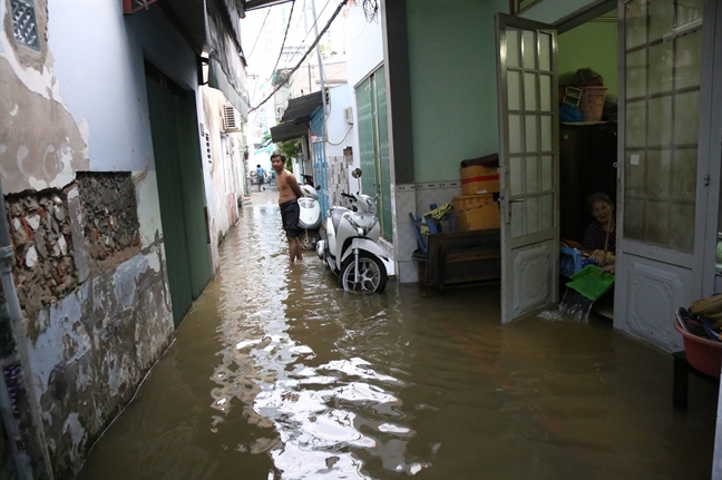 Mới đầu mùa triều cường, Sài Gòn đã ngập lênh láng khắp nơi Moi dau mua trieu cuong, Sai Gon da ngap lenh lang khap noi