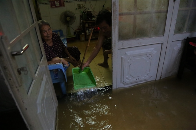 Mới đầu mùa triều cường, Sài Gòn đã ngập lênh láng khắp nơi Moi dau mua trieu cuong, Sai Gon da ngap lenh lang khap noi