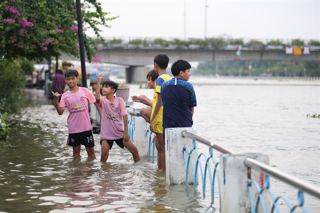 Mới đầu mùa triều cường, Sài Gòn đã ngập lênh láng khắp nơi Moi dau mua trieu cuong, Sai Gon da ngap lenh lang khap noi
