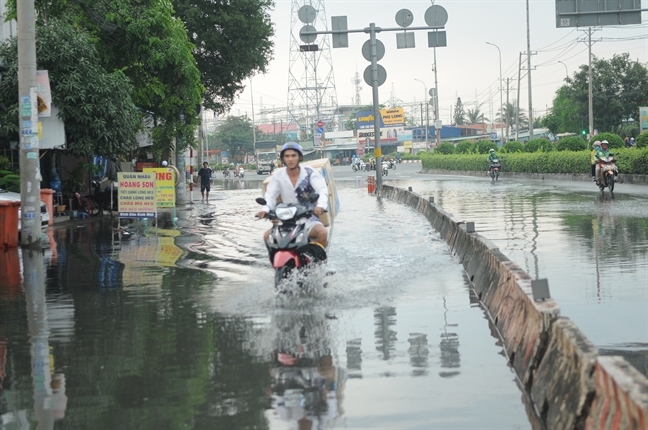 Mới đầu mùa triều cường, Sài Gòn đã ngập lênh láng khắp nơi Moi dau mua trieu cuong, Sai Gon da ngap lenh lang khap noi