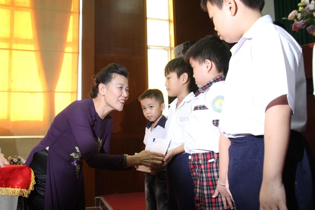 Nữ công nhân các khu chế xuất, khu công nghiệp kiến nghị: Làm sao để an toàn cho con, nhẹ nhàng cho mẹ! Nu cong nhan cac khu che xuat, khu cong nghiep kien nghi: Lam sao de an toan cho con, nhe nhang cho me!