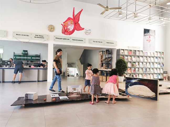 Cô gái kể chuyện việt Nam qua những chữ cái Co gai ke chuyen viet Nam qua nhung chu cai