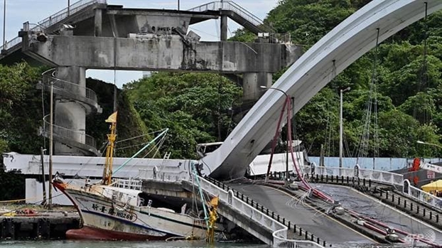 Đài Loan: Cầu sập giữa trời quang làm ít nhất 14 người bị thương, 6 người mất tích Dai Loan: Cau sap giua troi quang lam it nhat 14 nguoi bi thuong, 6 nguoi mat tich