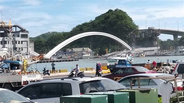 Đài Loan: Cầu sập giữa trời quang làm ít nhất 14 người bị thương, 6 người mất tích Dai Loan: Cau sap giua troi quang lam it nhat 14 nguoi bi thuong, 6 nguoi mat tich