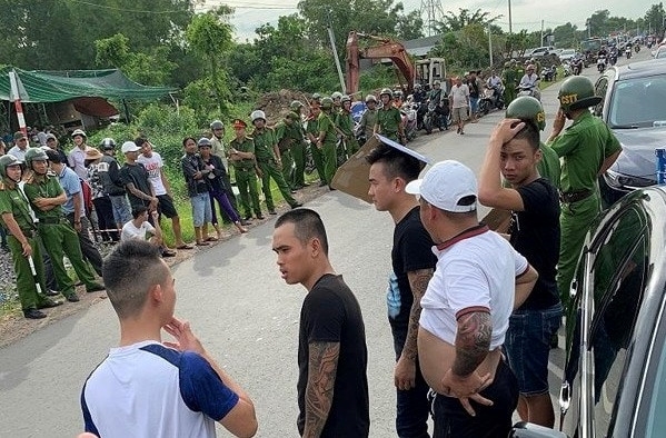 Vì sao công an mời vợ đại tá Huỳnh Tiến Mạnh lên làm việc? Vi sao cong an moi vo dai ta Huynh Tien Manh len lam viec?