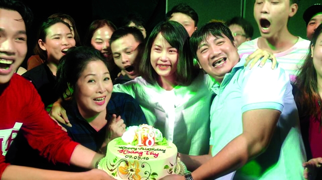 Hồng Vân: 'Chúng tôi đơn độc bươn chải để sân khấu được sáng đèn' Hong Van: 'Chung toi don doc buon chai de san khau duoc sang den'