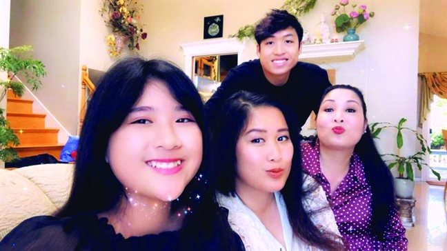 Hồng Vân: 'Chúng tôi đơn độc bươn chải để sân khấu được sáng đèn' Hong Van: 'Chung toi don doc buon chai de san khau duoc sang den'