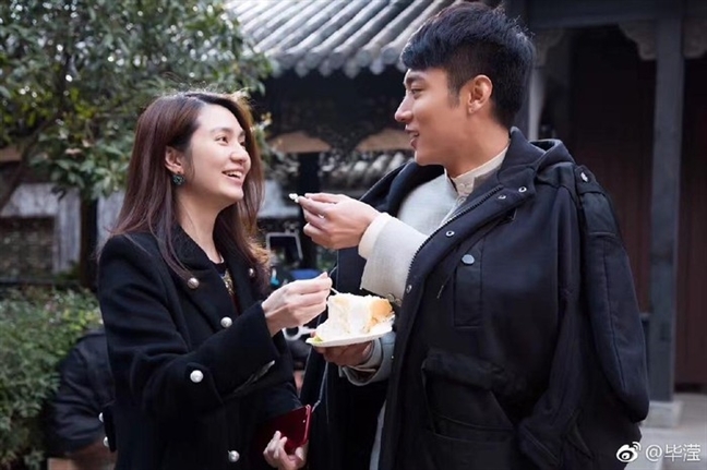 Hồng Hân bị chỉ trích khi phì phèo thuốc lá Hong Han bi chi trich khi phi pheo thuoc la