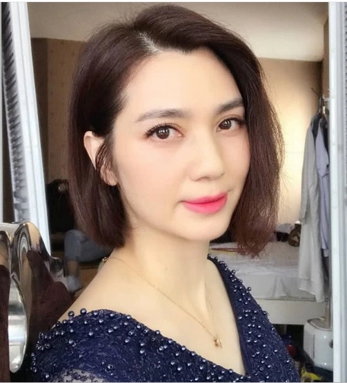 Hồng Hân bị chỉ trích khi phì phèo thuốc lá Hong Han bi chi trich khi phi pheo thuoc la