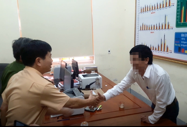 Xử phạt, tước bằng lái của chủ xe Lexus ‘chặn’ xe cứu hỏa ở Nghệ An Xu phat, tuoc bang lai cua chu xe Lexus ‘chan’ xe cuu hoa o Nghe An