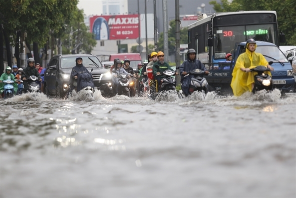 Người dân lo sợ nhà thành 'hầm chứa nước' khi đường Nguyễn Hữu Cảnh nâng lên 1,2m Nguoi dan lo so nha thanh 'ham chua nuoc' khi duong Nguyen Huu Canh nang len 1,2m