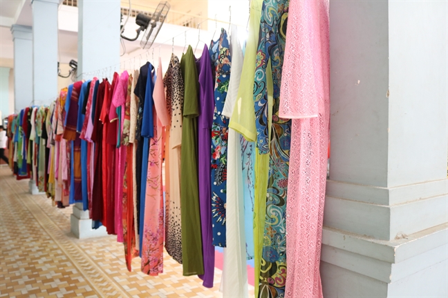 Chia nhau những bộ áo dài Chia nhau nhung bo ao dai