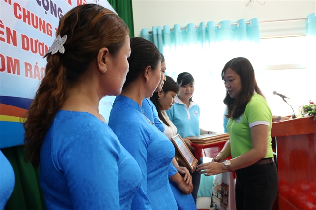 Chia nhau những bộ áo dài Chia nhau nhung bo ao dai