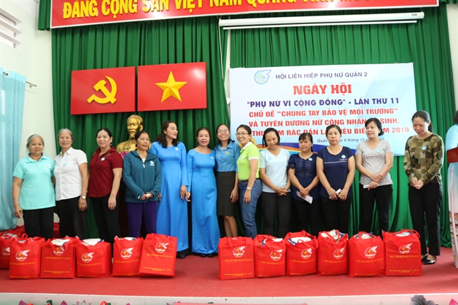 Chia nhau những bộ áo dài Chia nhau nhung bo ao dai