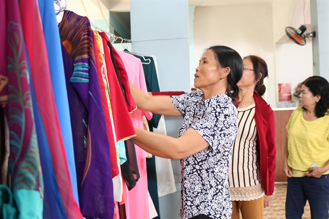 Chia nhau những bộ áo dài Chia nhau nhung bo ao dai