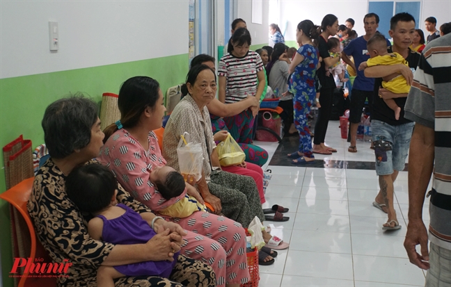 Trẻ viêm phổi, suyễn nhập viện gấp đôi số giường bệnh Tre viem phoi, suyen nhap vien gap doi so giuong benh