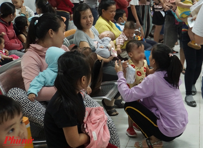Trẻ viêm phổi, suyễn nhập viện gấp đôi số giường bệnh Tre viem phoi, suyen nhap vien gap doi so giuong benh
