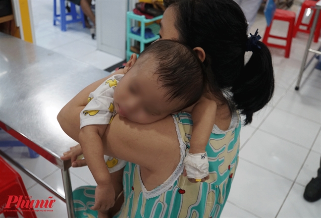 Trẻ viêm phổi, suyễn nhập viện gấp đôi số giường bệnh Tre viem phoi, suyen nhap vien gap doi so giuong benh