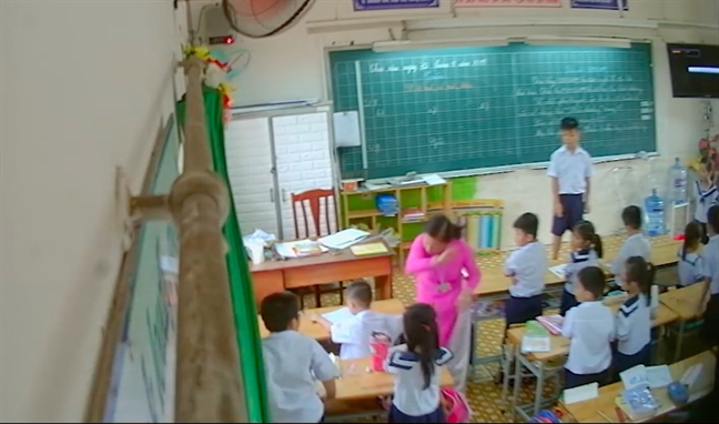 Cô giáo tiểu học trong clip đánh, chửi mắng học sinh nói gì? Co giao tieu hoc trong clip danh, chui mang hoc sinh noi gi?