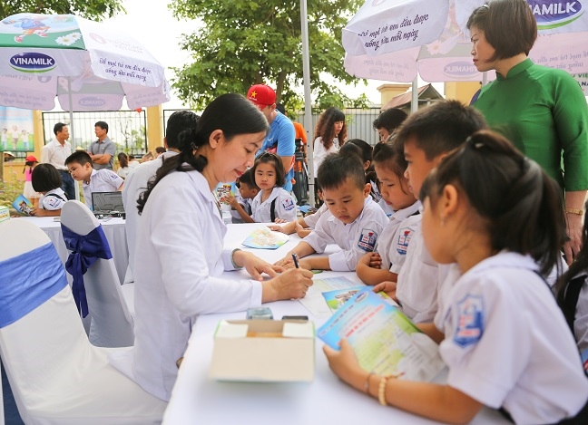 61.000 cây xanh và 119.000 ly sữa được Vinamilk dành tặng cho trẻ em Hà Nội 61.000 cay xanh va 119.000 ly sua duoc Vinamilk danh tang cho tre em Ha Noi