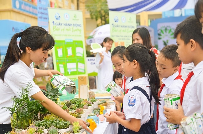 61.000 cây xanh và 119.000 ly sữa được Vinamilk dành tặng cho trẻ em Hà Nội 61.000 cay xanh va 119.000 ly sua duoc Vinamilk danh tang cho tre em Ha Noi
