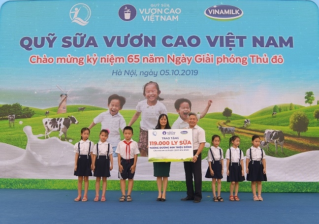61.000 cây xanh và 119.000 ly sữa được Vinamilk dành tặng cho trẻ em Hà Nội 61.000 cay xanh va 119.000 ly sua duoc Vinamilk danh tang cho tre em Ha Noi