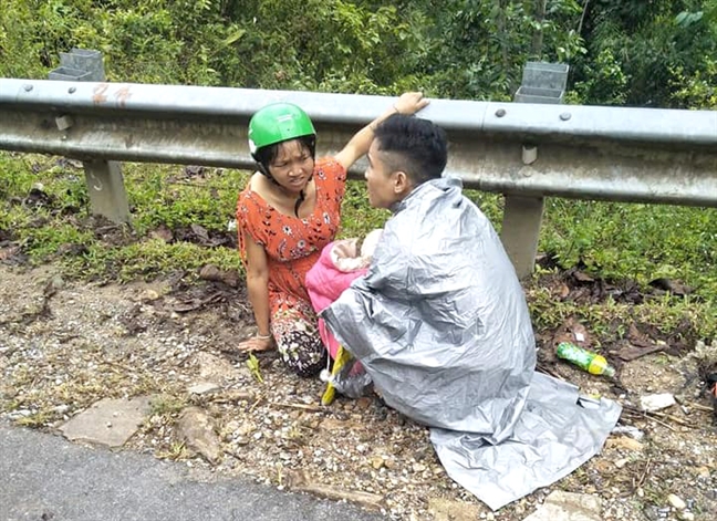 Ông bố trẻ giúp vợ 'vượt cạn' thành công bên vệ đường dưới trời mưa tầm tã Ong bo tre giup vo 'vuot can' thanh cong ben ve duong duoi troi mua tam ta