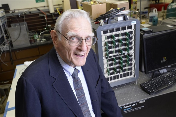 Giải Nobel Hóa học 2019 trao cho 3 nhà khoa học sáng chế pin sạc Giai Nobel Hoa hoc 2019 trao cho 3 nha khoa hoc sang che pin sac